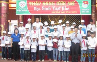 Lãnh đạo doanh nghiệp Xuân Trường và BTV tỉnh đoàn tặng học bổng cho các em học sinh